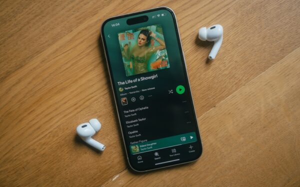 Spotify kennzeichnet KI-Künstler: So erkennst du künftig AI Personas